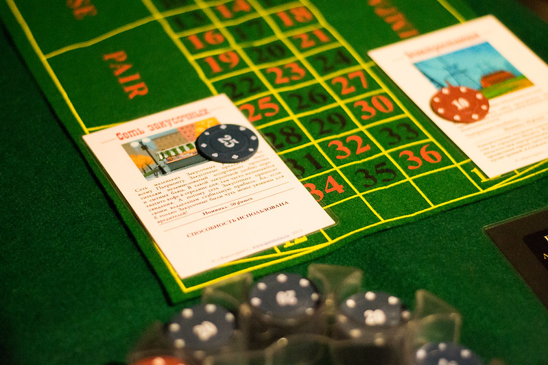 Ведущий развлекает гостей на корпоративе в Великом Новгороде