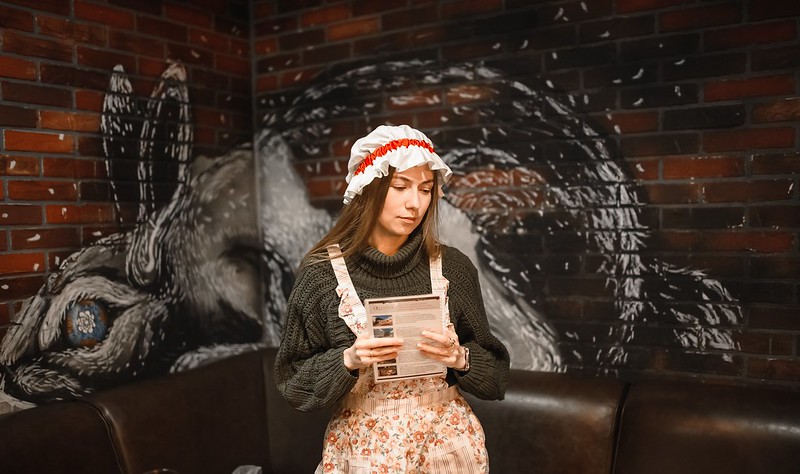 Выездные квесты на Международный женский день: организаторы проводят игру в школе generalCities.Великом Новгороде