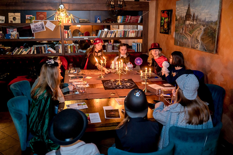 Дети разгадывают загадки в семейном квесте Хэллоуина в generalCities.Великом Новгороде